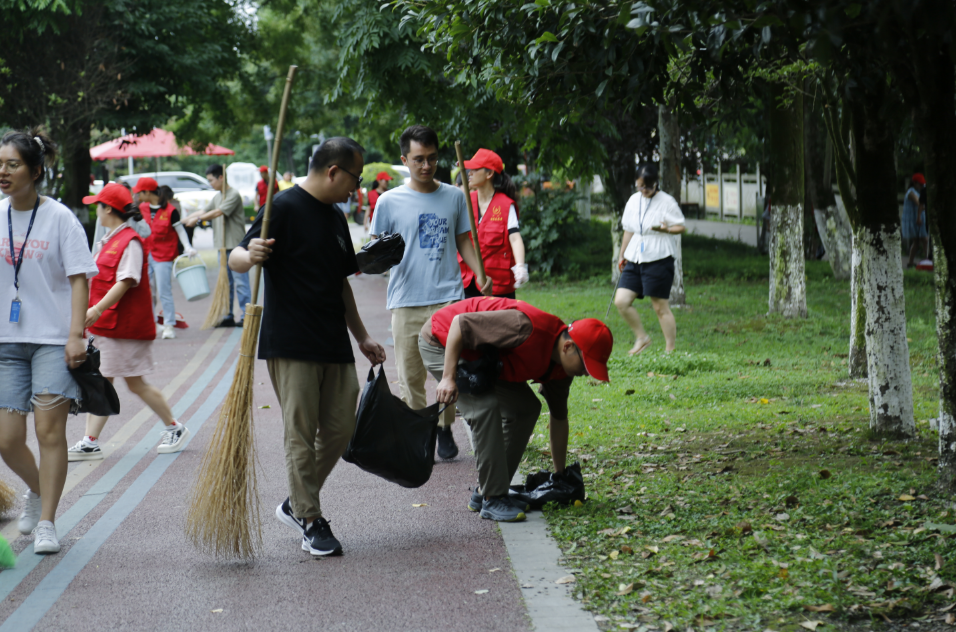 迎大運(yùn)盛會(huì) 展文明形象 |海蓉開(kāi)展掃除道公益活動(dòng)！